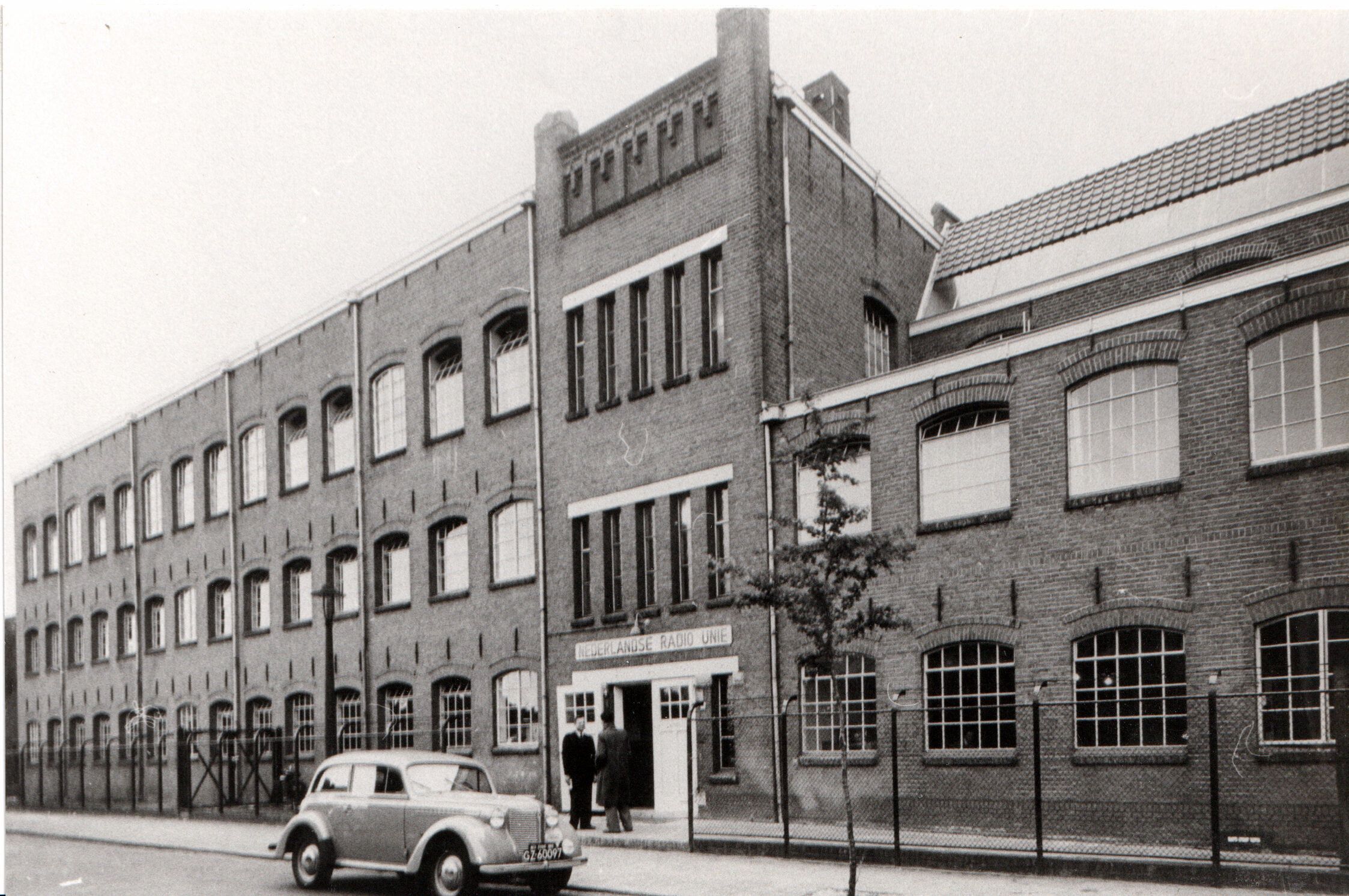 Het fabrieksgebouw aan de Ampèrestraat, ten tijde van het Technisch Centrum van de Nederlandse Radio Unie, vermoedelijk begin jaren vijftig
