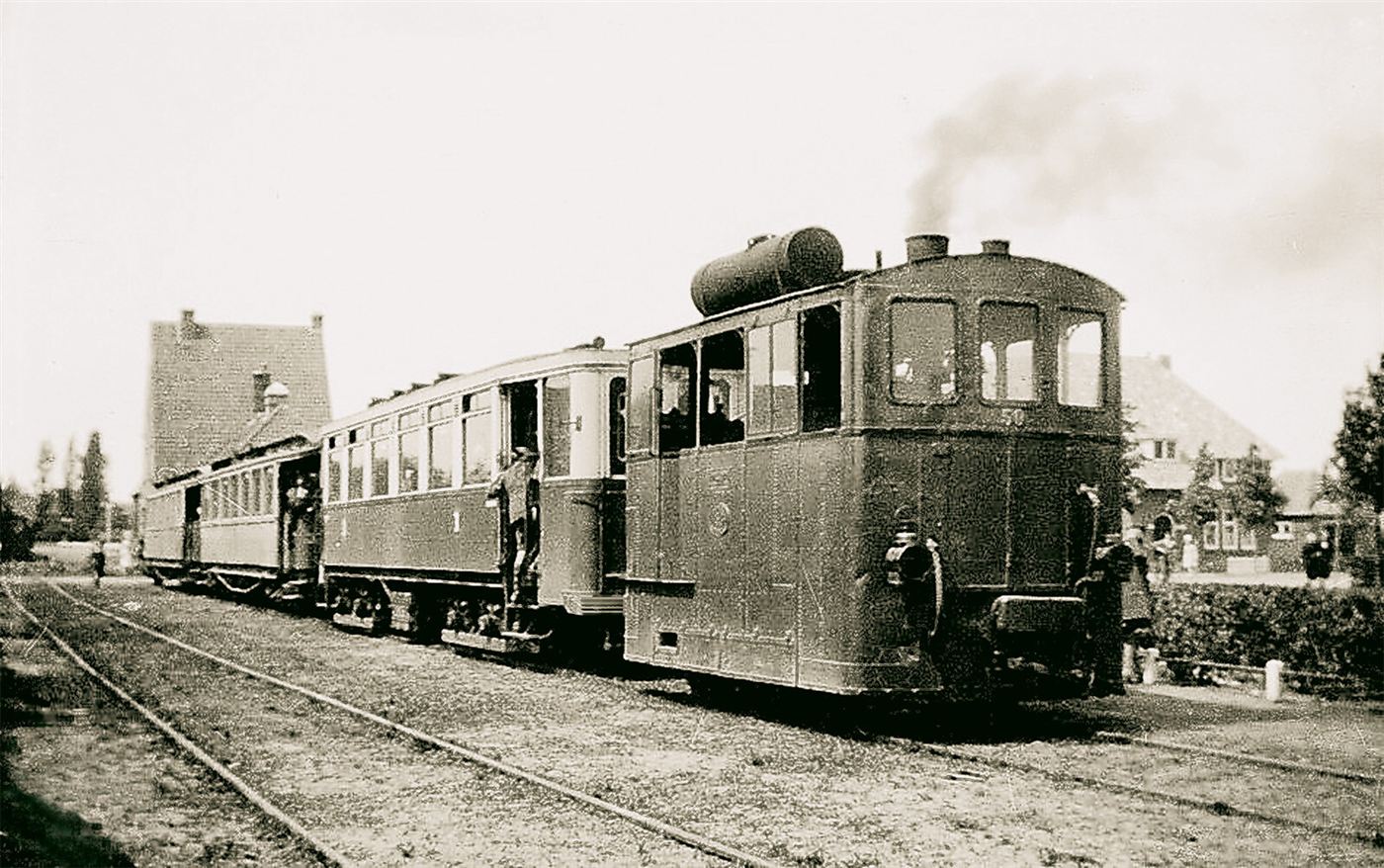 De Gooische Stoomtram, bijgenaamd de Gooische Moordenaar, op de rails