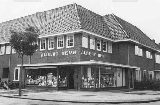 Zwart-witfoto van de Albert Heijn op de hoek van het Cuypersplein
