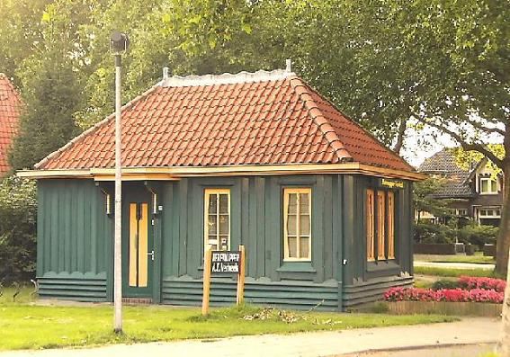 De voormalige politiepost van Dudok, in gebruik als herenkapper A.J. Verbeek
