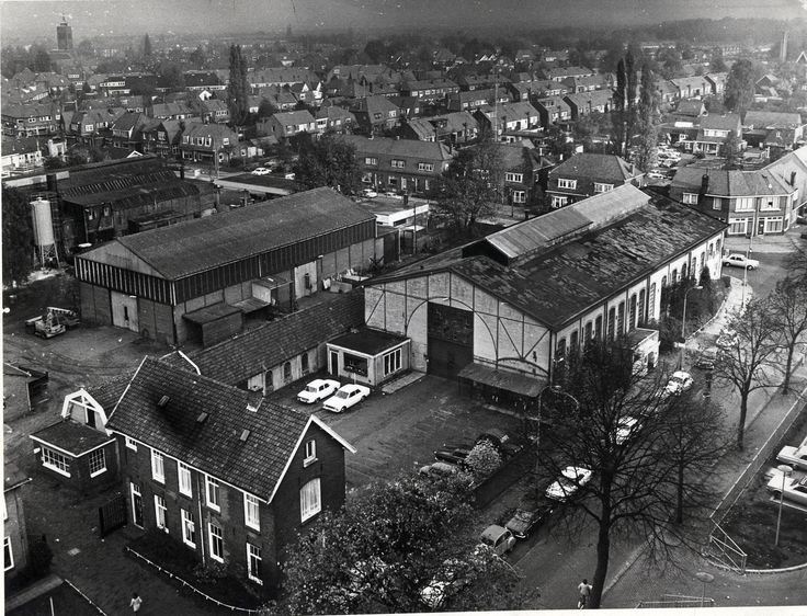 Luchtfoto van de ijzergieterij Ensink in 1975, met de woonbuurt eromheen