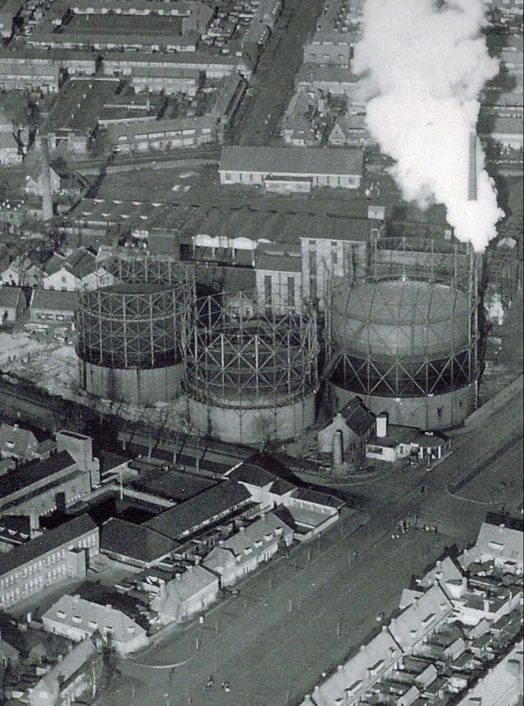 Luchtfoto van de gasfabriek aan de Kleine Drift met drie grote gashouders