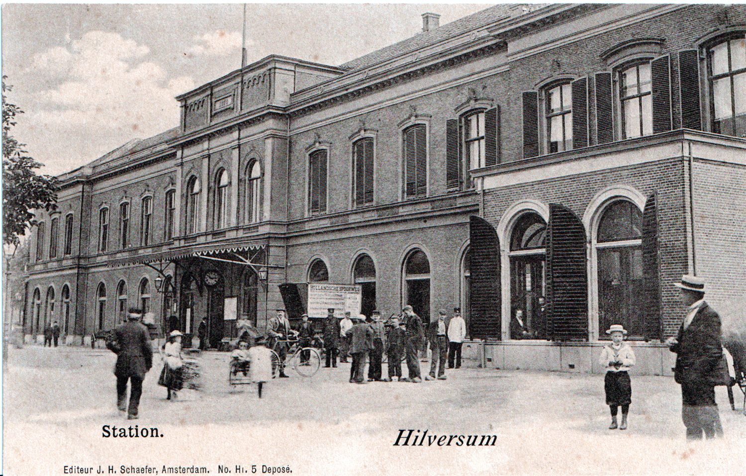Oude prentbriefkaart van het eerste station van Hilversum, met reizigers ervoor