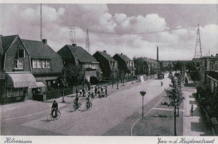 Ansichtkaart van de Jan van der Heijdenstraat in Hilversum, gezien richting de NSF-fabriek