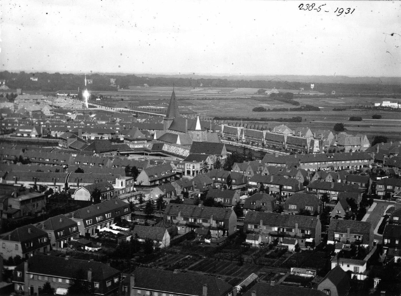 Luchtfoto van Hilversum Oost uit 1931, met de Heilig Hartkerk op het Cuypersplein en daarachter de open heide