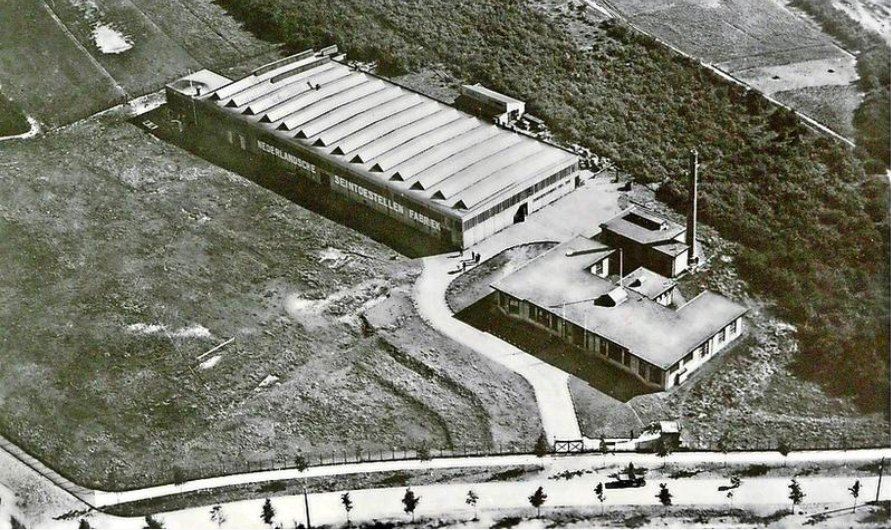 Luchtfoto van de NSF-fabriek in 1921, met op de voorgrond de Van der Heijdenstraat