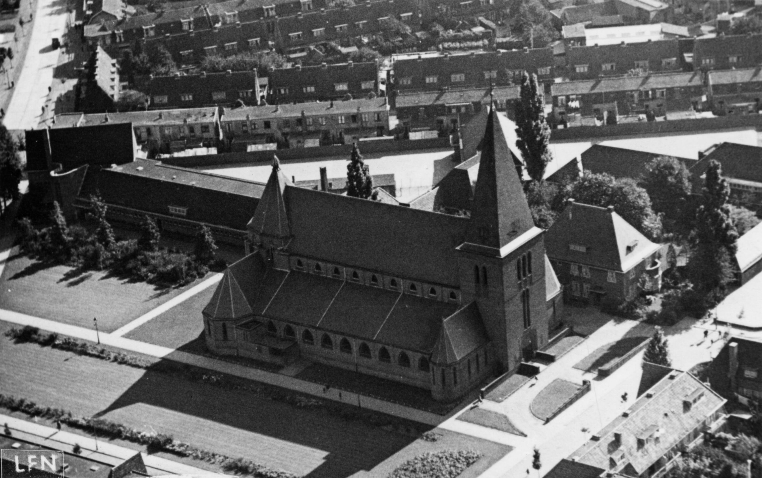 Luchtfoto van het Cuypersplein met de Heilig Hartkerk en links de St. Willibrordusschool